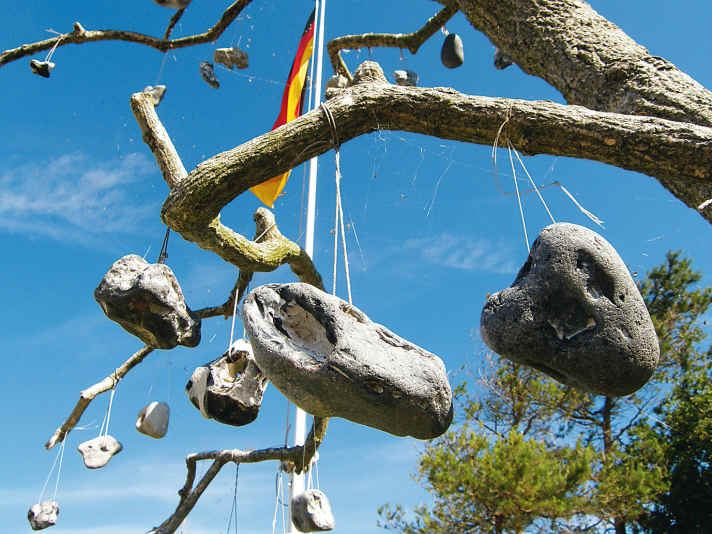 Den Steinen mit Loch werden seit jeher magische Kräfte zugeschrieben, sie sollen beschützen und beglücken
