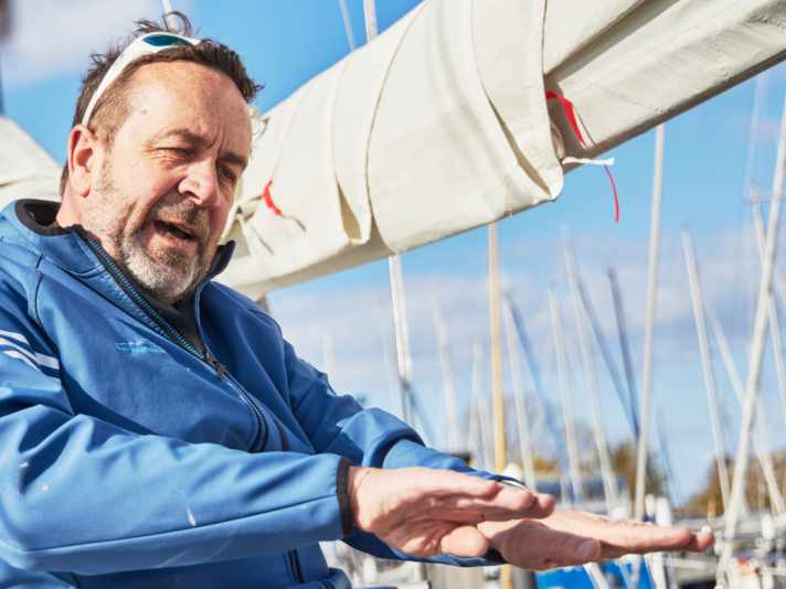 Tim Kröger: Der 58-Jährige machte 1993 als erster Deutscher das Segeln zum Hauptberuf. Er nahm zweimal am Whitbread und zweimal am America’s Cup teil. Kröger segelt heute unter anderem in der J-Class und ist Autor, Referent und Coach