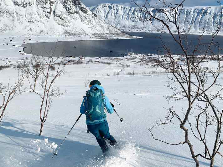 Traumhafte Tiefschneeabfahrt nach Akkarvik. In der Bucht vor der Siedlung liegt die „Duen III“ vor Anker