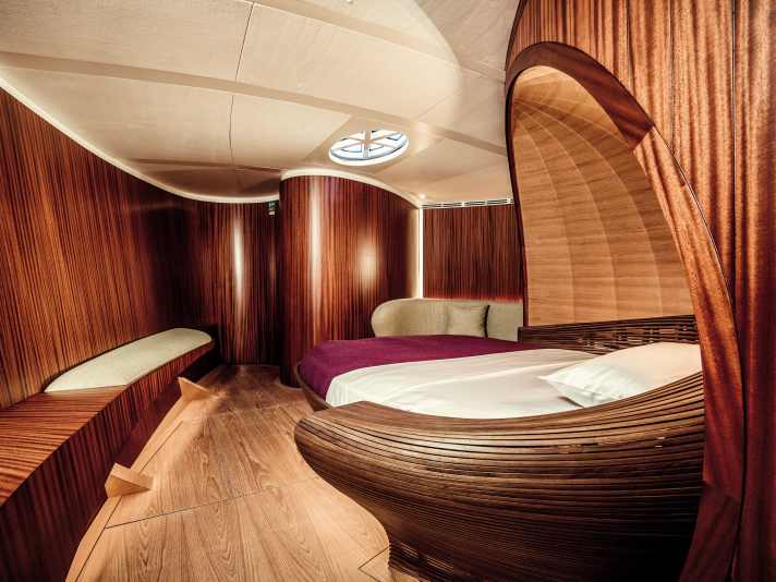 La cuccetta del proprietario si trova in un bozzolo di legno.