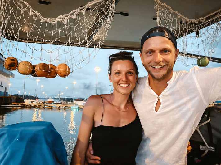 Paulina Lewandowski und Mathias Salomon sind beide knapp 35 Jahre alt und mit einer Reinke 13M auf Weltumsegelung. Vor dem Törn hat Mathias bereits den Atlantik überquert und Chartertörns geskippert. Seine Freundin hatte nur wenig Segelerfahrung. Über die bisherige Reise und ihr neues Lebensmodell hat sie ein Kinderbuch geschrieben: „Companionship at Sea“. Mehr darüber und über das Projekt des Paares unter: <a href="http://thisiscompanionship.com" target="_blank" rel="noopener noreferrer nofollow">thisiscompanionship.com</a>.
