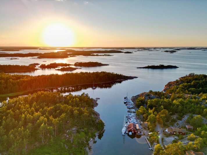 View over the idyllic archipelago near Harstena, in the centre of the picture you can see the small "Luna"
