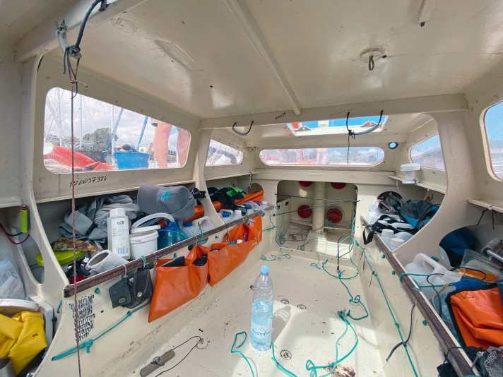 En mer, Quenet ne quitte jamais l'intérieur du "Baluchon". Il manœuvre les voiles depuis la trappe, les fenêtres offrent une vue panoramique.