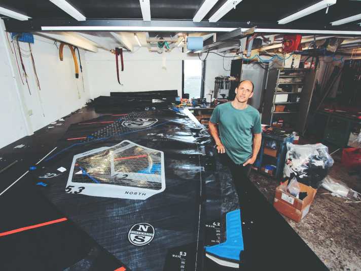 Pieter Bijl mit einem Prototypen des Modells “Wave”