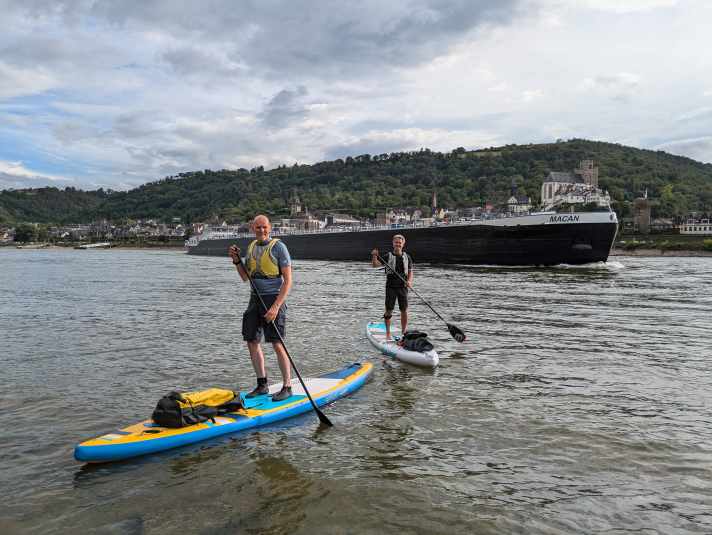 Auf Flüssen wird außerhalb der Fahrwasser gepaddelt, dann bleibt auch genug Platz zu den dicken Pötten.