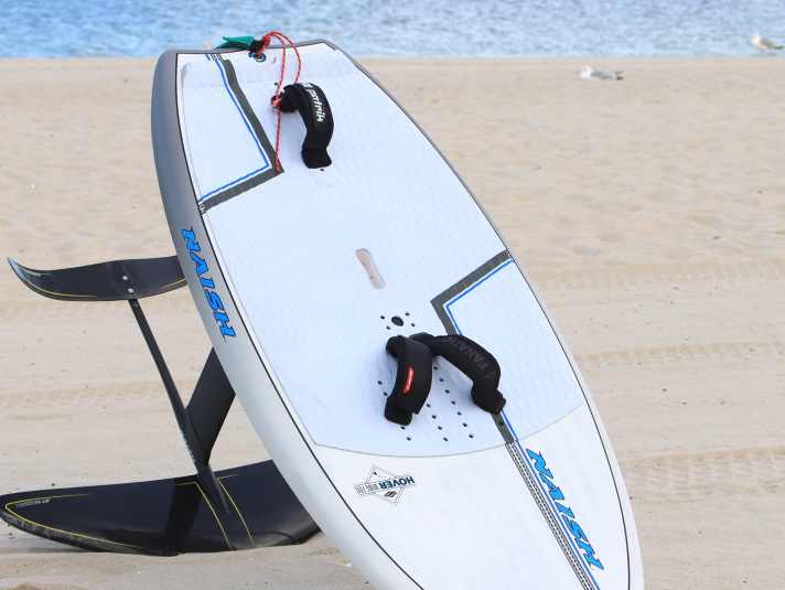 Zwei Griffe sorgen beim Naish Hover für einfaches Tragen