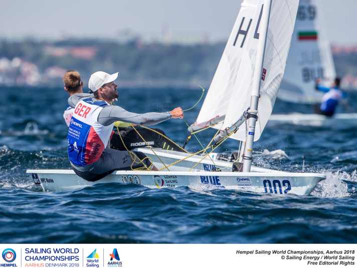   Nonostante gli otto-dieci nodi di vento non fossero le sue condizioni preferite, Philipp Buhl ha iniziato in modo convincente il Campionato del Mondo.