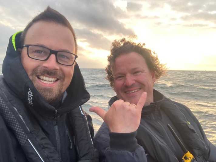   Mehr als zwei, drei Stunden Schlaf war für die beiden Baltic-500-Gründer und Organisatoren vom Yacht Club Strande kaum drin: Cord Hall (l.) und Rasmus Töpsch, hier im Einsatz beim Aufbau der Ziellinie