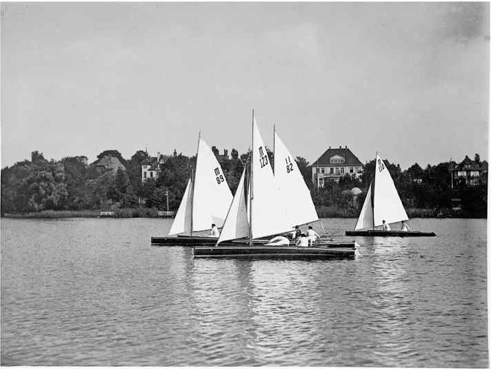 Hansa-Segler mit ihren 15er-Rennjollen auf der Wakenitz – bis Anfang der 1930er Jahre ein unbeschwertes Vergnügen