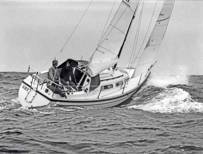 Aus der Anfangszeit: eine der ersten Hurleys aus Dänemark, damals noch ohne den typischen blauen Streifen und mit dem geraden Spiegel. Der war später anders geformt, sodass sie an Deck 8,30 Meter lang wurde