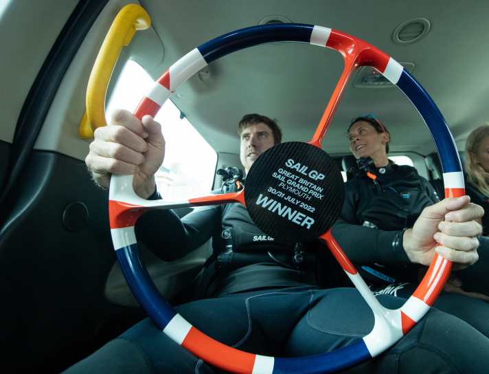 Didn't let go of the "winner's wheel" even in the shuttle car: 49er Olympic champion and America's Cup defender Peter Burling. Casual photo by Ricardo Pinto, who as team photographer also impressively accompanies Boris Herrmann and his team Malizia
