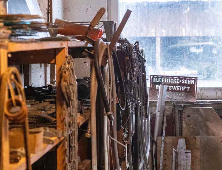 Nel magazzino della vecchia sede di Lembruch si trovano ancora oggi molti reperti rari, come tacchetti, raccordi o ferri per impalcature.