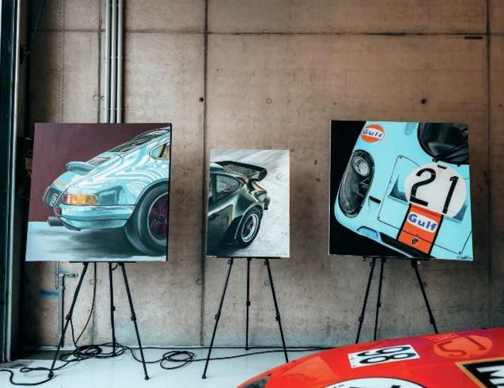 Mobile Kunst: Romana Hirschvogl stellt ihre Bilder auch da aus, wo ihr Ursprung ist – zum Beispiel an der Rennstrecke