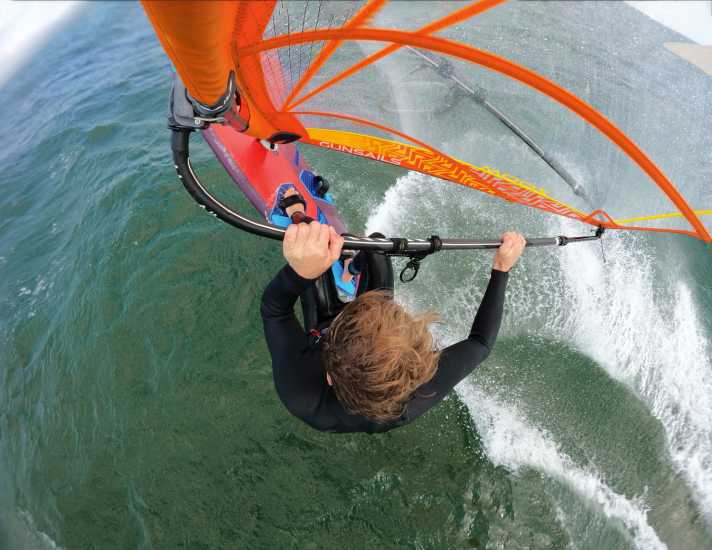 Optimum posture in flight: windward edge pointing upwards, arms pulling the sail towards the body