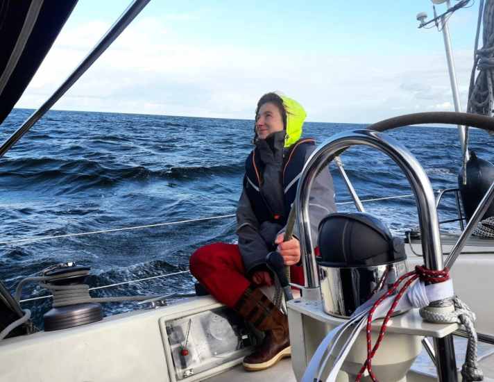   Die junge Skipperin am Steuer der Moody, mit der sie lossegeln will