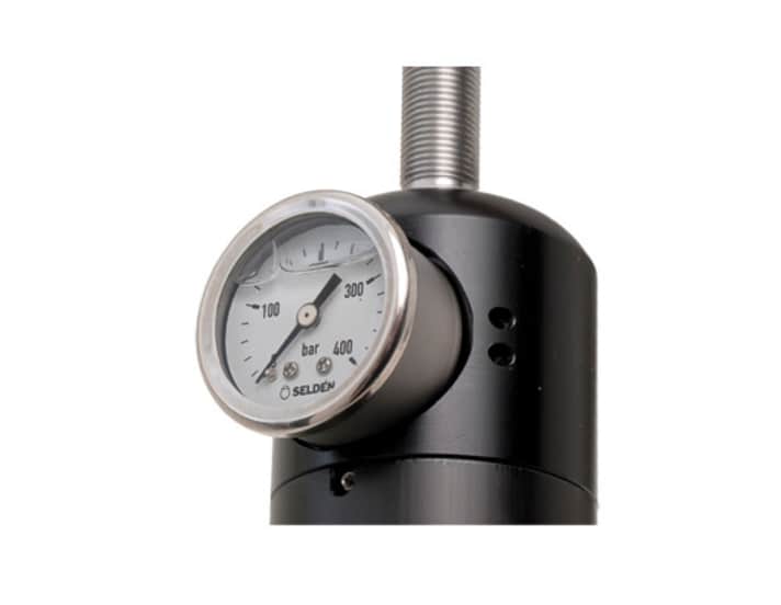   Integrated pressure gauges on Seldén backstay tensioners enable reproducible trim settings