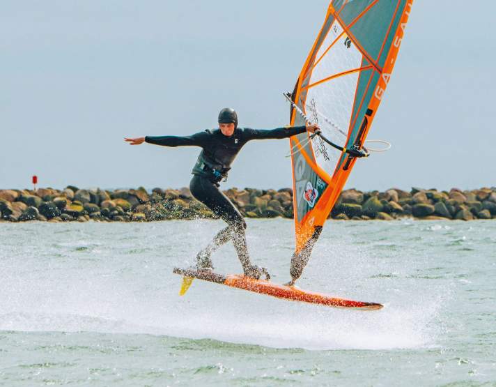 Freestyle as an alternative for times without big waves - Lars uses the flat water tricks as training for the waves.