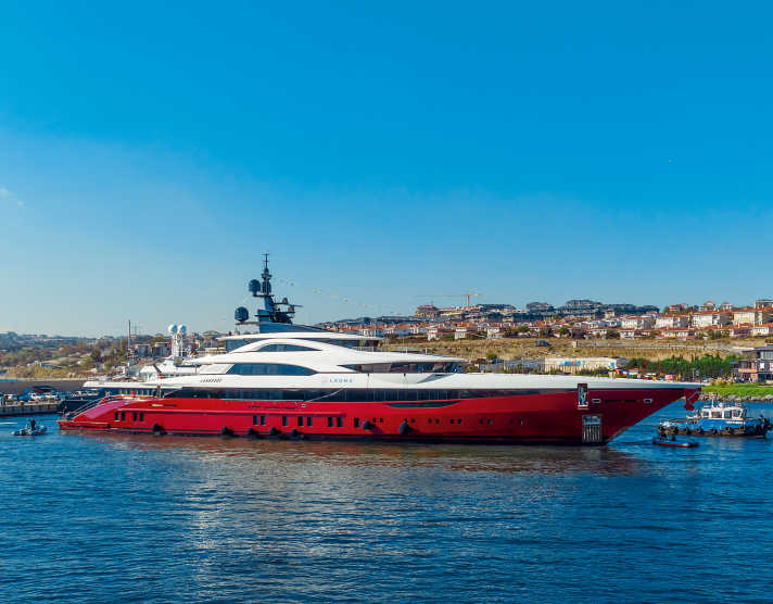 Bilgin Yachts: Aus Istanbul reist „Leona“ an, die zweite Einheit aus der 80-Meter-Serie 263. Die Linien lieferte das türkische Unique-Studio.