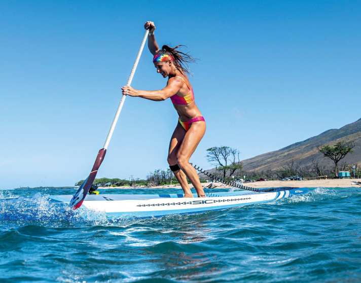 Black Project stattet ein starkes Team an internationalen SUP-Athleten aus – der Großteil ist in der Racing-Disziplin aktiv. Hier: Weltmeisterin Seychelle Webster.