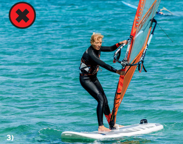 Wrong: When dropping, the sail is not tightened enough