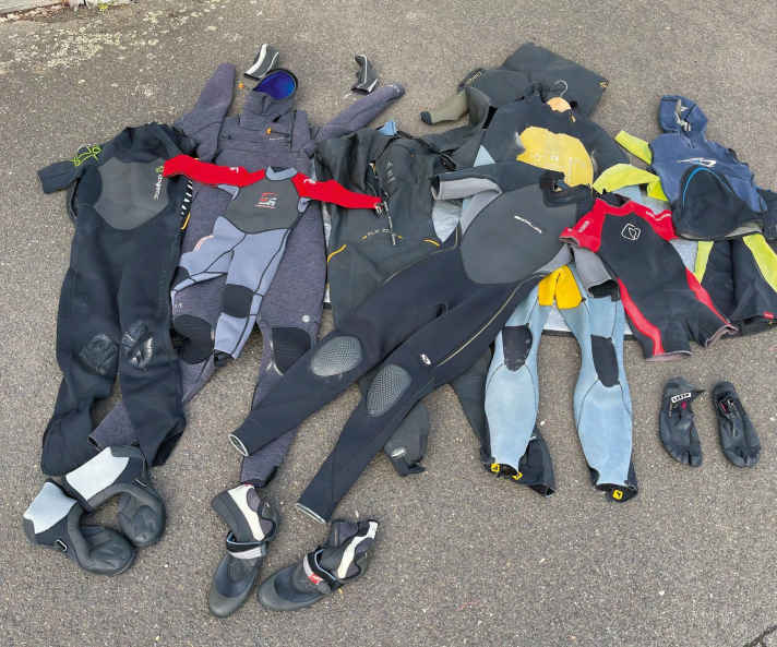 Langarm, Kurzarm, Shorty, mit oder ohne integrierter Haube – Neoprenanzüge werden in vielen unterschiedlichen Variationen und Stärken von grob zwei bis sieben Millimetern angeboten.