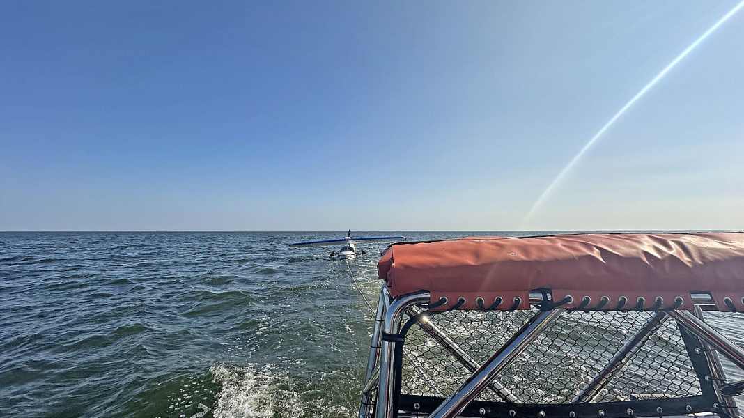 Ungewöhnliche Havarie: Flugzeug auf dem Stettiner Haff in Seenot