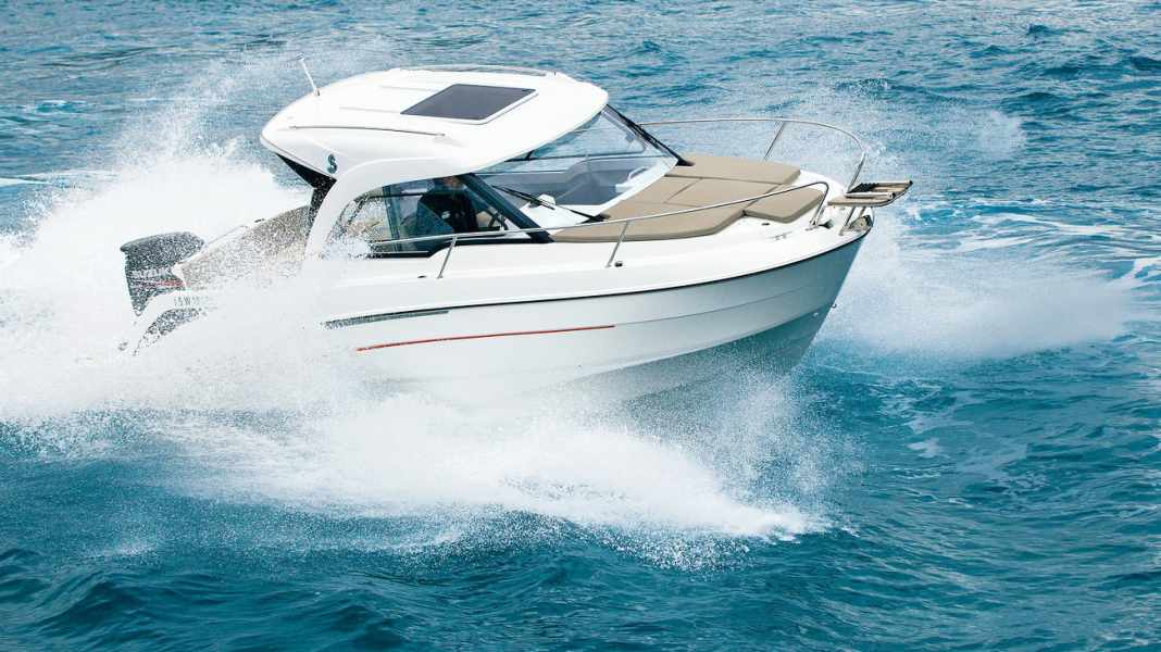 Test: Beneteau Antares 7 OB - Wellenbrecher