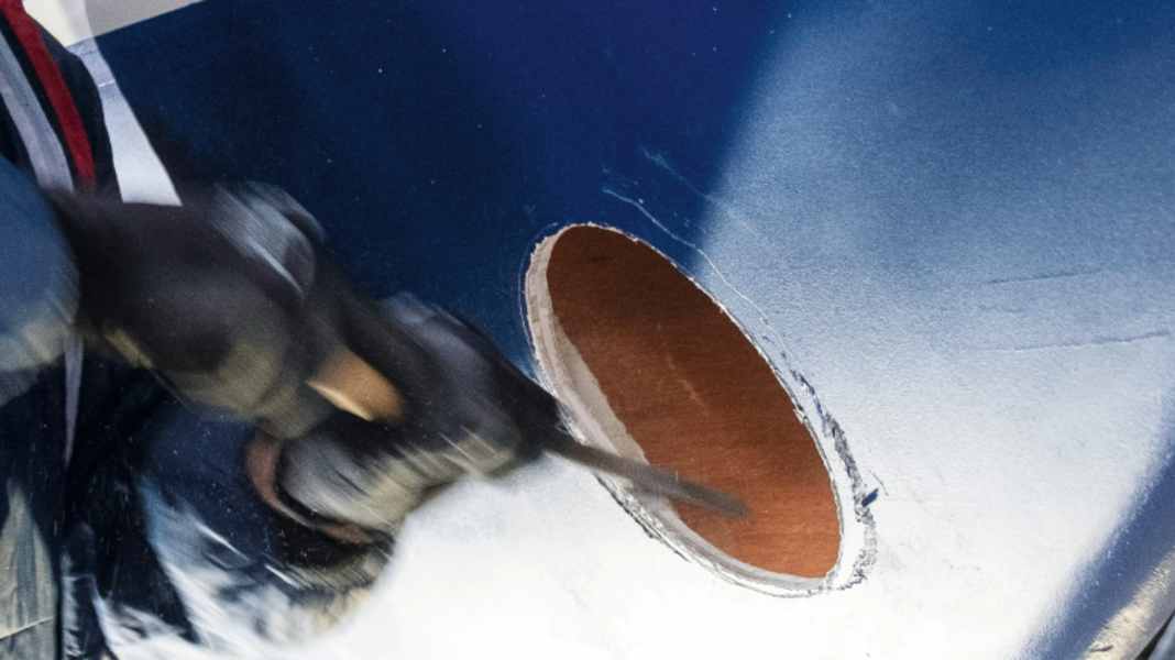 Harbour manoeuvres: Retrofitting the bow thruster - instructions