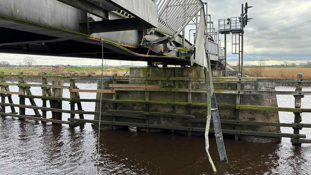 Millions in damages: Captain on trial after bridge crash