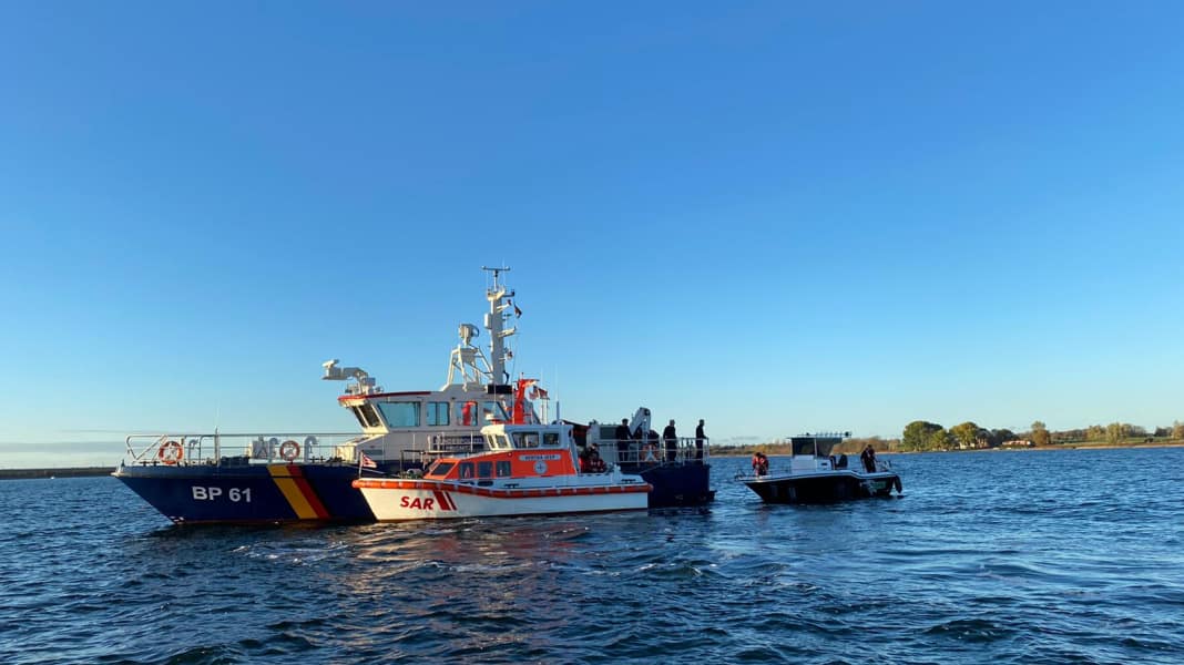 Havarie: Motorboot verliert Außenborder - Seenotretter und Polizei retten Crew
