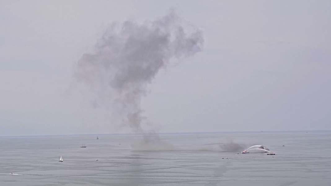 Seenotretter im Einsatz: Brennende Barkasse vor Warnemünde – Besatzung gerettet