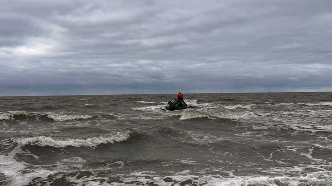 Accident at sea: Naval aviators rescue shipwrecked people from distress at sea