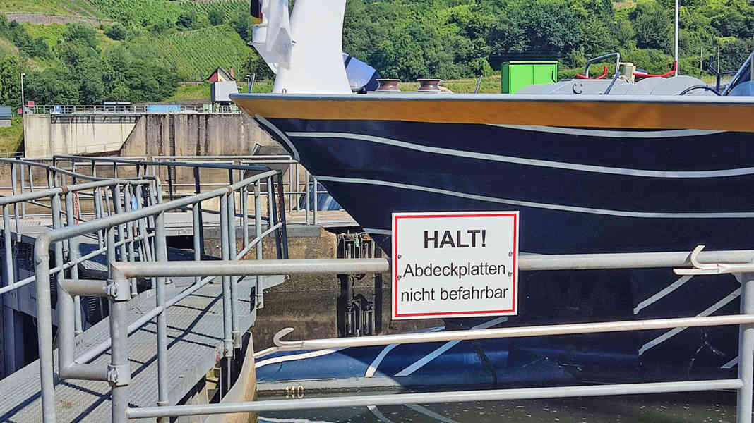 Mosel: St. Aldegund - Sperrung nach Kollision mit Schleuse