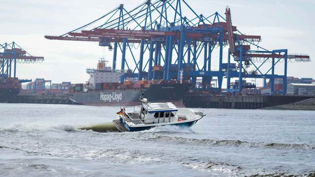 Report: Waterway police - on duty at the gateway to the world