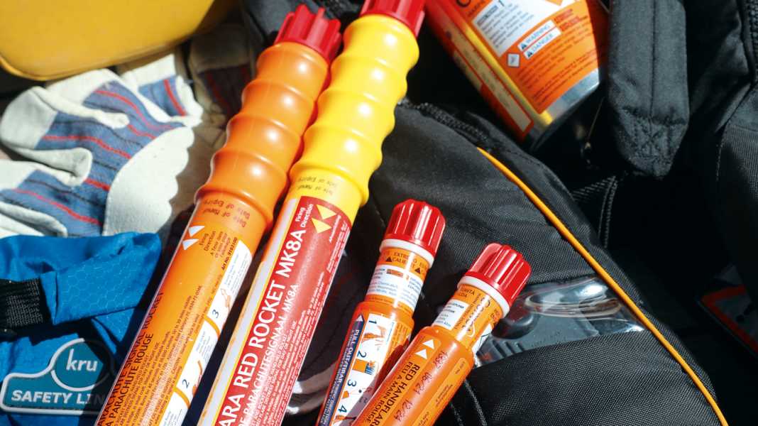 Seamanship: Safely equipped - Which aids must be on board