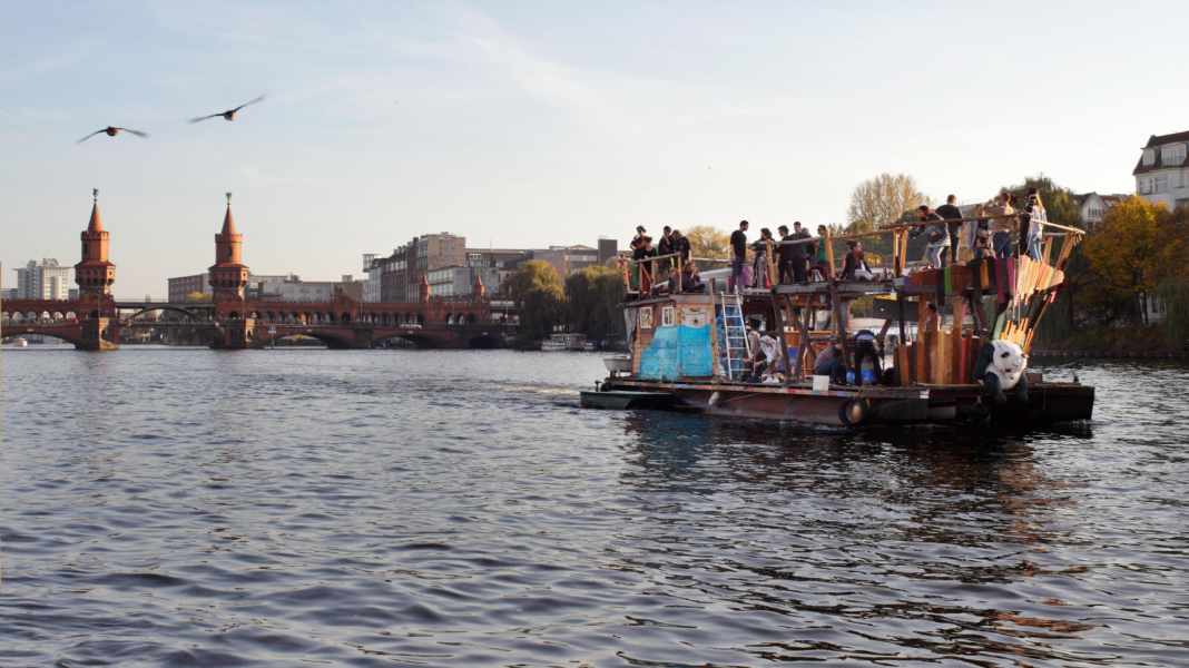 Party boats in Berlin: dispute over noise pollution on the water