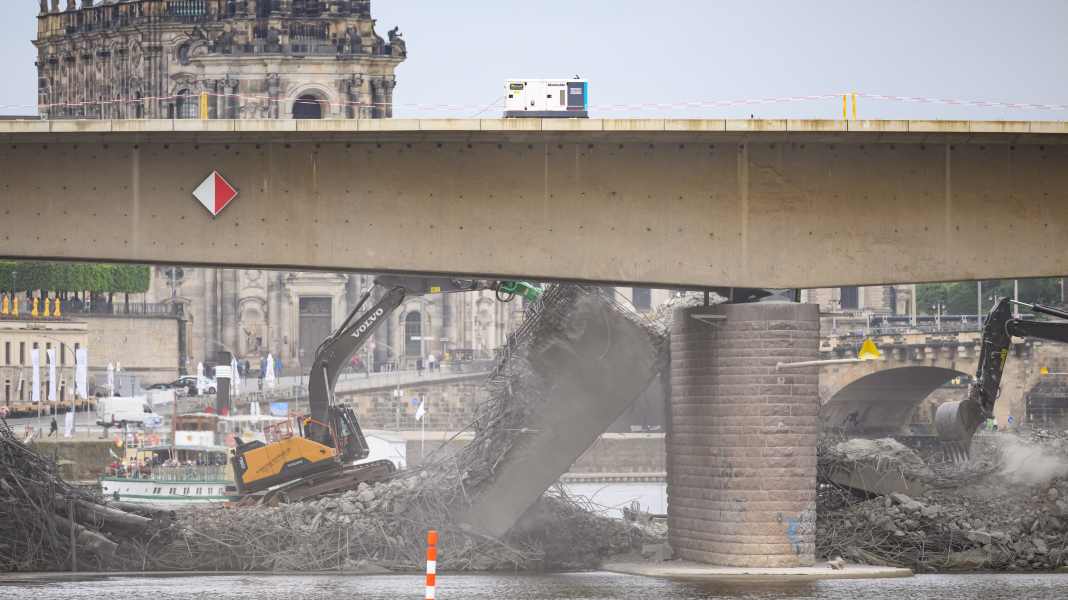 Dresden: Elbe für Carolabrücken-Abriss gesperrt