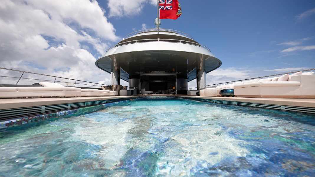 Superyacht-Pools: Schwappen verboten – so bleibt das Wasser drin