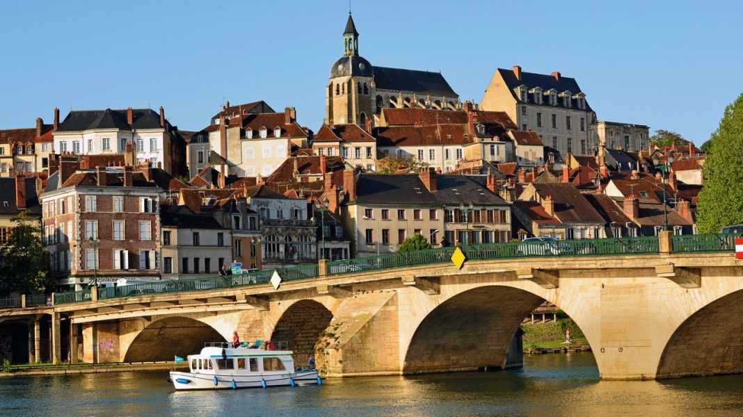 Journey: Burgundy / France - Old arches and Burgundy