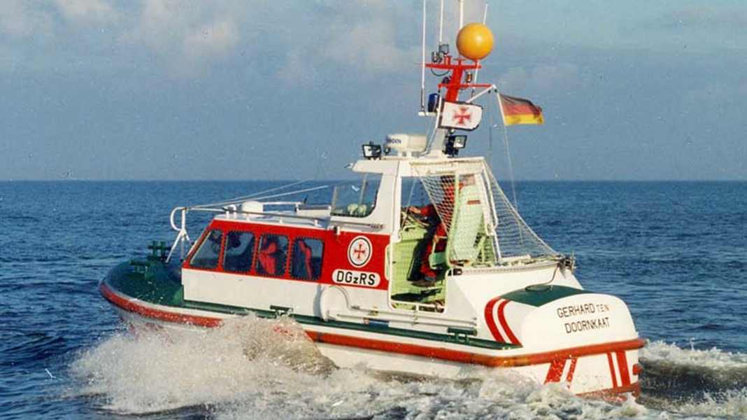 Sea rescuers help solar catamaran