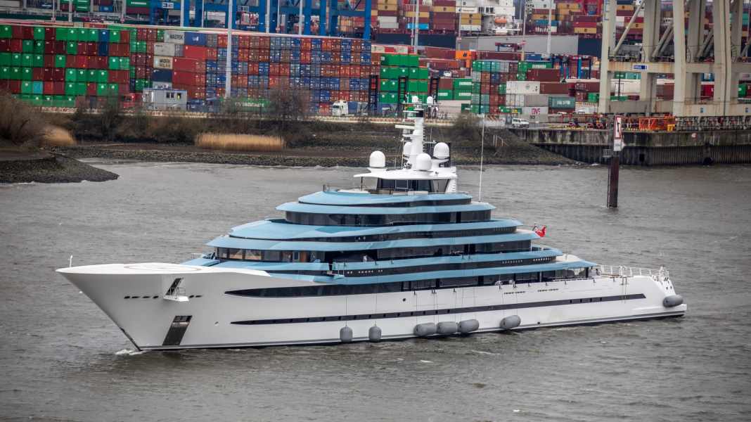 "Jubilee" im Refit bei Blohm+Voss