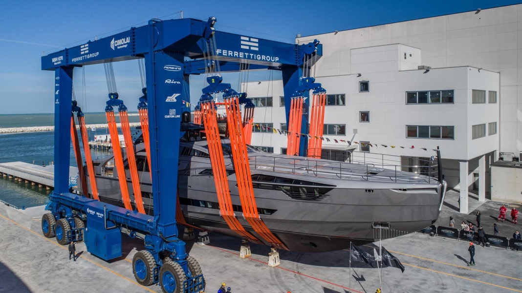 Pershing launchte 42-Meter-Flaggschiff