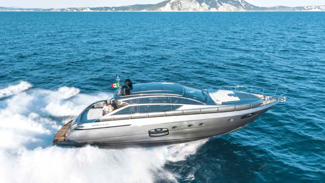 Pershing 62 - Wie ein Geschoss fliegt die Pershing 62 vorbei