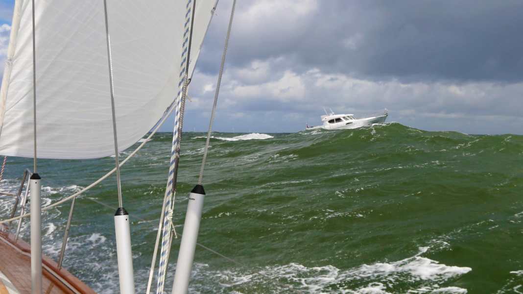 Motor- und Segelyacht im Vergleich - Unter Segeln: Umsteiger für einen Tag