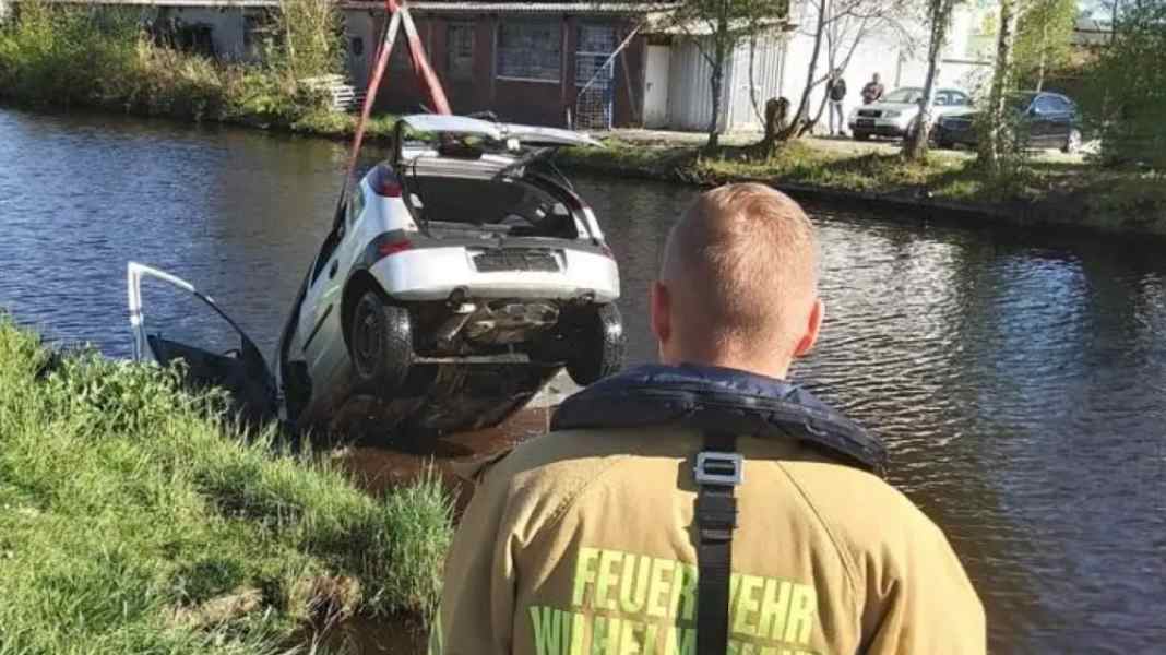 Ems-Jade-Kanal: Sportboot rammt Auto