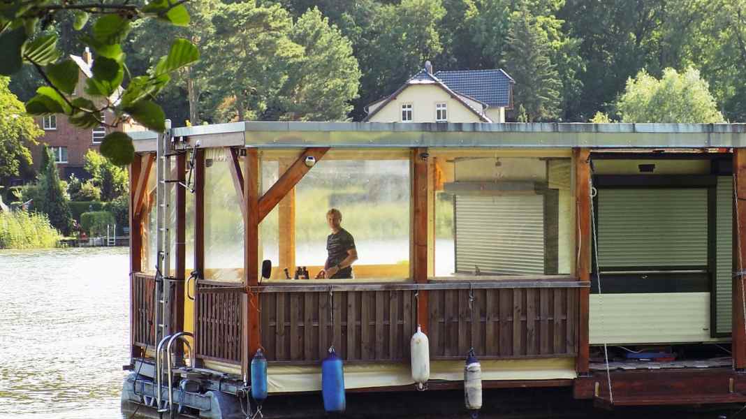 Law: Houseboat - Turnaround in the houseboat drama