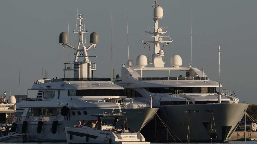 Waldbrand auf Hydra: Feuerwerk einer Megayacht soll Feuer ausgelöst haben