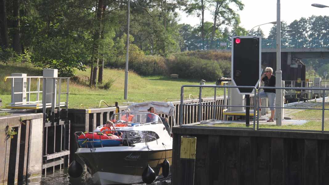 Mecklenburg Lake District: Summer job lock keeper