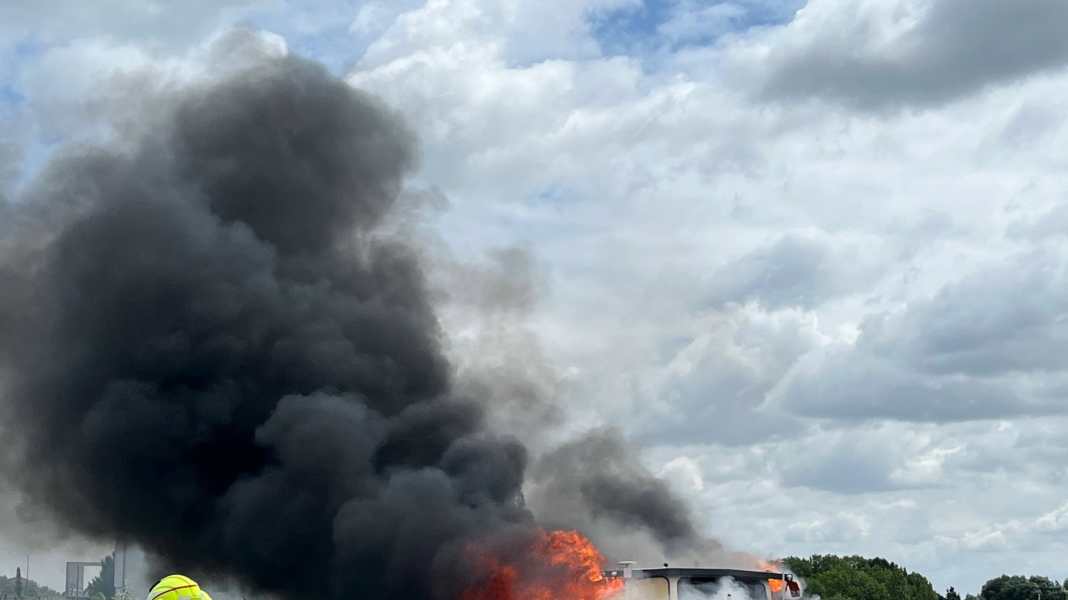 Explosion im Stadthafen von Münster: Motoryacht geht in Flammen auf