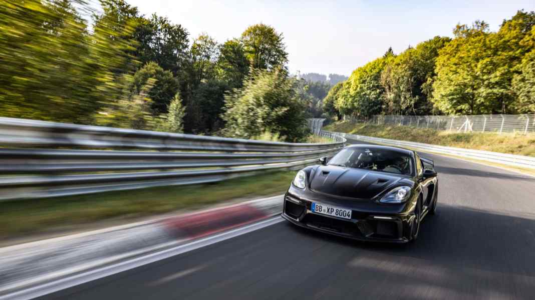 Neuer Porsche 718 Cayman GT4 RS glänzt bei finalen Abstimmungstests: Weltpremiere im November